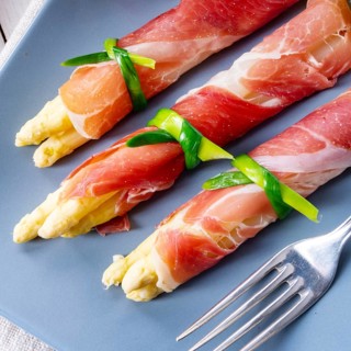 Asparagus ham rolls with strawberries and hollandaise