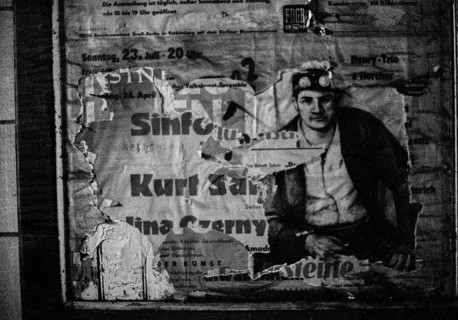 GDR, Berlin, 29 May 1990, Stadtmitte underground station (now U6), advertisement, closed for 28