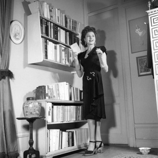 Fashion of 1946. A woman pictured wearing the typical fashion of the postwar era. Kristoffersson