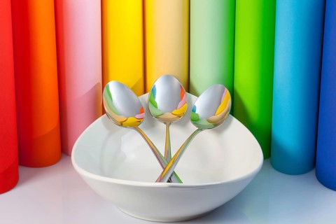 One ceramic bowl and three spoons