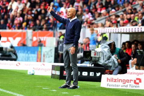 Coach Peter Zeidler (VfL Bochum) at the match of the 1st FBL: 24-25: 3rd Sptg. SC Freiburg - VfL