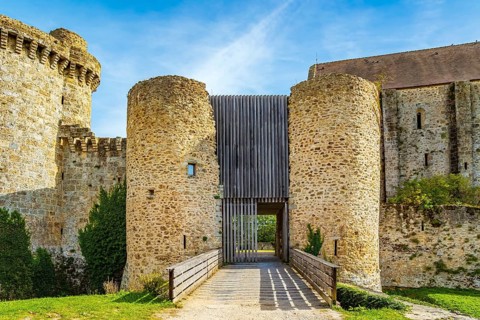 The main entrance to the feudal estates. Watch tower. The Chateau de la Madeleine in Chevreuse is a