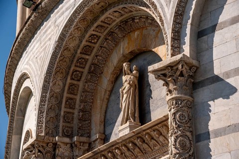 Madonna with child at the baptistery of the Pisa cathedral, Italy, Europe