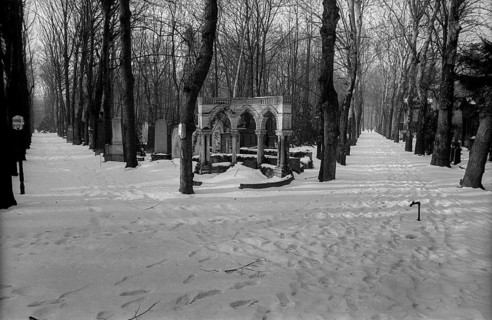 GDR, Berlin, 03.02.1987, Jewish cemetery Weißensee, in winter, avenues, grave site