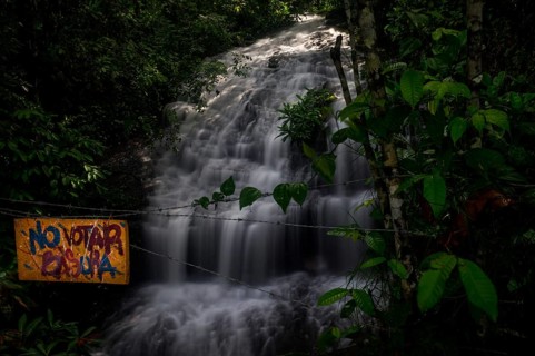 Colombia in December 2015: A Spanish sign reading No Votar Basura urges the visitor of a beautiful