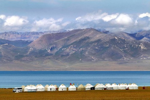 Yurt camp for tourists at Lake Songköl (Son Kul, Song Kol), Kyrgyzstan, Asia