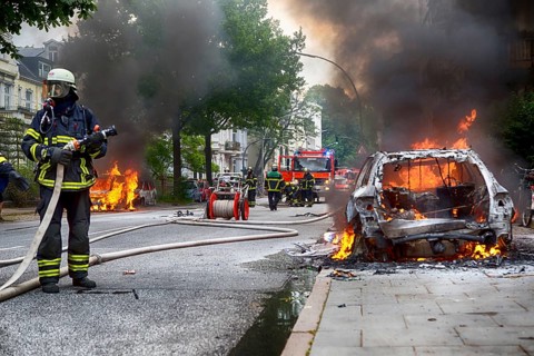 Fire brigade extinguishes burning cars on the Elbchaussee in Hamburg after the riots at the G20