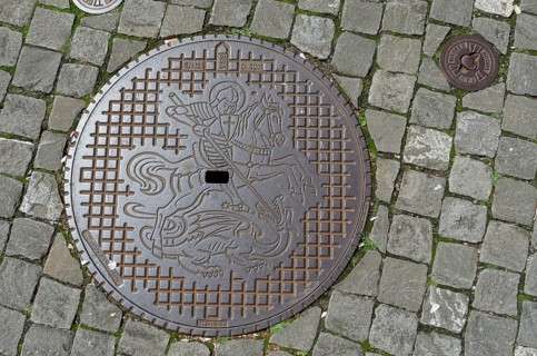 Manhole cover with coat of arms of the municipality of Stein am Rhein, dragon slayer, Canton