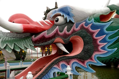 Dragon in front of the spring and autumn pavilions, Lotusee, Kaohsiung, Taiwan, Asia