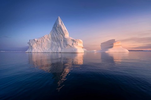 Floating glaciers in the rays of the setting sun at polar night
