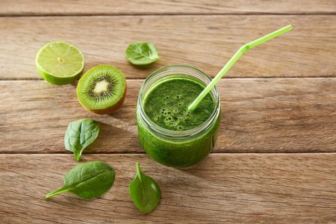 Detox green juice cleansing recipe with also kiwi lemon cucumber spinach