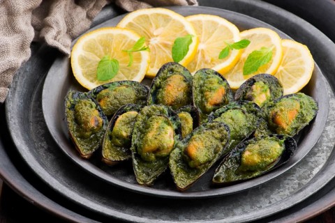Seafood mussels with lemon and garlic