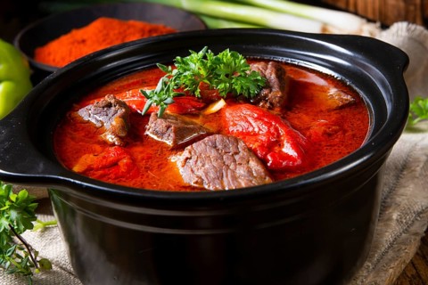 Ein echter ungarischer Gulasch mit Rindfleisch und Paprika