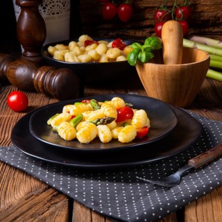 Crispy gnocchi with roasted asparagus and tomatoes