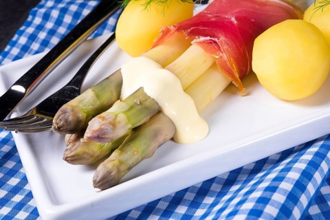 Asparagus with potatoes and parma ham