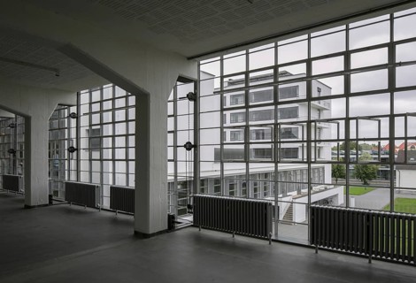 Dessau, Bauhaus, Walter Gropius 1925-26, view from the workshop wing to the Prellerhaus