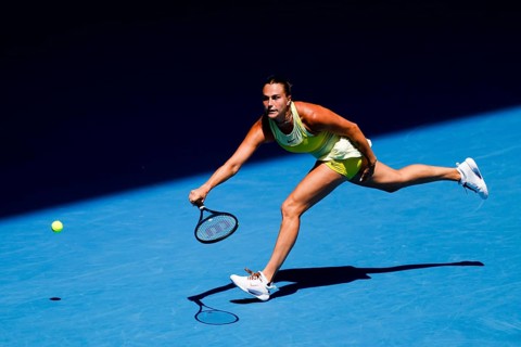 MELBOURNE, AUSTRALIA - JANUARY 19: Aryna Sabalenka of Belarus hits a forehand to Mirra Andreeva of