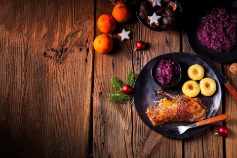 Klassische und knusprige geröstete ente mit kohl und knödel