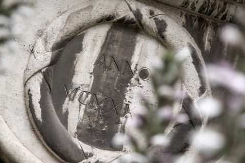 Anno 1922 chiselled in stone in Roman numerals