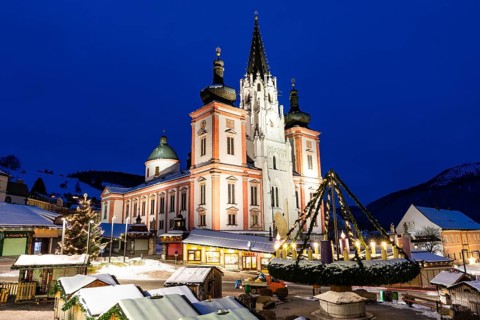 Advent atmosphere, world's largest hanging Advent wreath at the Christmas market in front of the