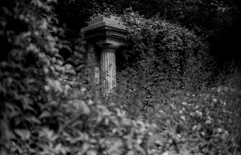 GDR, Berlin, 28.07.1987, Jewish cemetery Weißensee, overgrown column