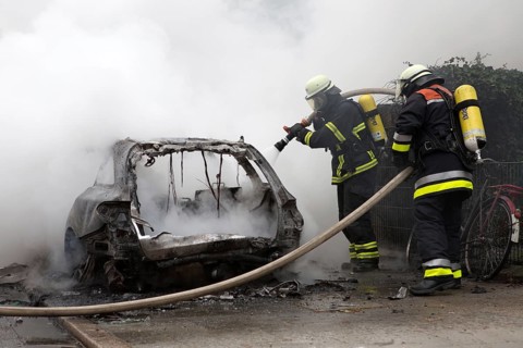 Fire brigade extinguishes burning cars on the Elbchaussee in Hamburg after the riots at the G20
