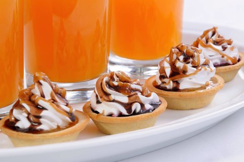 Shortbread ?akes filled jam with whipped cream and chocolate, caramel topping