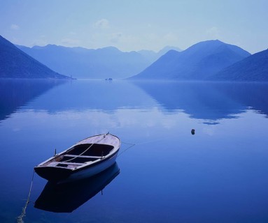 Rowing boat on the lake, evening mood, foggy atmosphere
