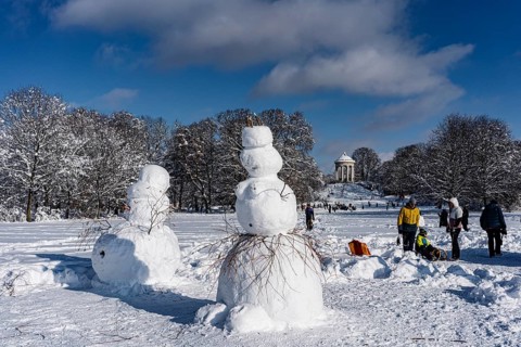 Snowman and snowwoman, behind Monopteros, winter with snow in the southern part of the English