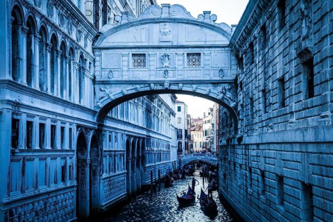 Tourists in gondolas sailing on the Rio de Palazzo o de Canonica Canal under the Bridge of Sighs