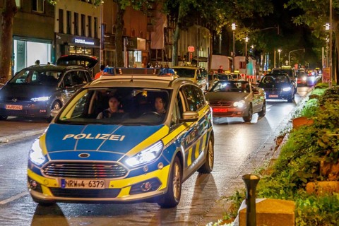 Weekend traffic in Düsseldorf's historic city centre, Heinrich-Heine-Allee, police car, Düsseldorf,