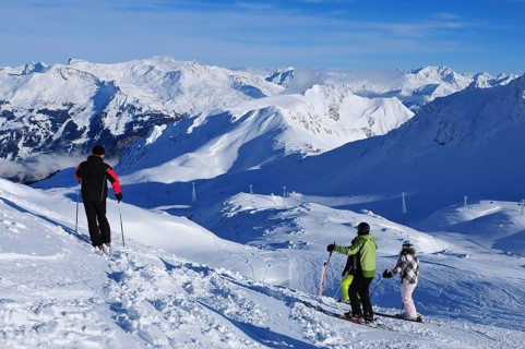 Magnificent view from the popular winter sports region Davos Parsenn Weisfluhjoch | Panoramic swiss
