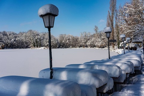 Snow on tables and lanterns, beer garden of the Seehaus, Kleinhesseloher See, winter with snow in