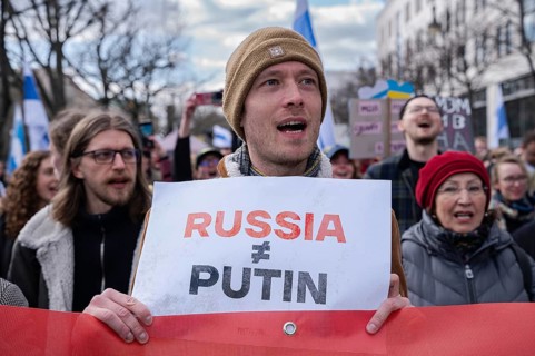 17.03.2024, Berlin, Germany, Europe, Thousands of people protest in front of the Russian Embassy on