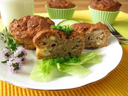 Wholegrain muffins with feta and yoghurt