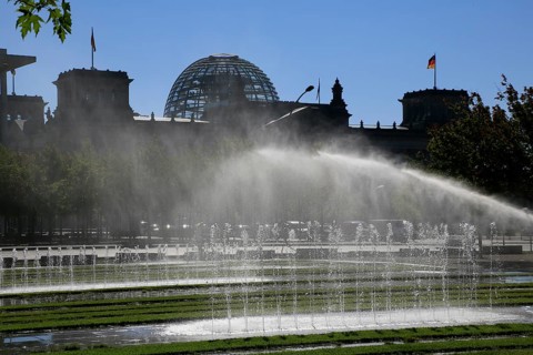 Reichstag, Lawn sprinkler, Berlin, Federal Republic of Germany