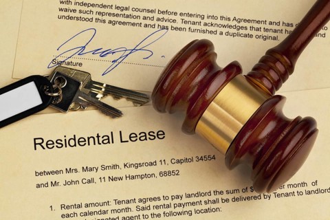 The key to a flat and a tenancy agreement in English. With euro money, Austria seems