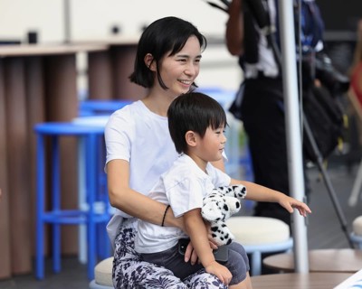 Kei Nishikori wife Mai and son watching a practise session of husband/father Kei Nishikori,