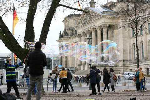 Symbolic image PLACING COALITION NEGOTIATIONS, soap bubbles in front of the Reichstag seat German