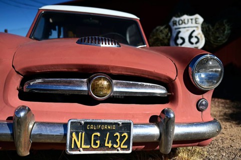 Vintage car in front of the Giganticus Headicus store on Route 66, Arizona, USA, North America