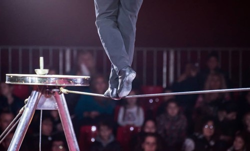 A man walks in a rope in a circus