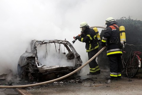 Fire brigade extinguishes burning cars on the Elbchaussee in Hamburg after the riots at the G20