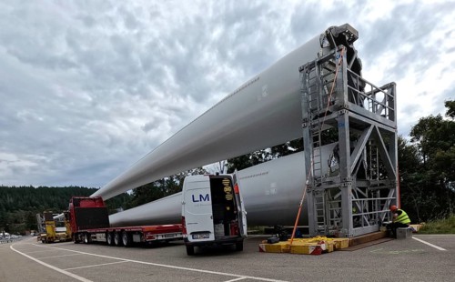 More rotor blades for the Schauinsland wind farm are ready for assembly at the car park on the