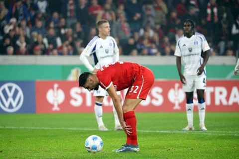 Vincenzo Grifo (SC Freiburg) takes the ball for the penalty kick and converts to make it 2-0 at the