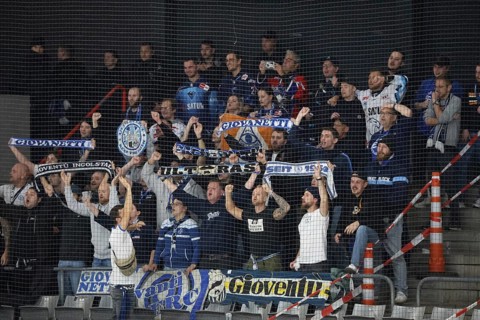 The travelling Ingolstadt fans celebrate the 6:3 victory in Schwenningen after the game of the DEL