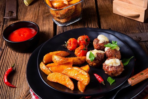 Meatballs with potato quarters from the oven