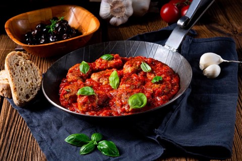 Baked mini balls in tomato sauce with basil
