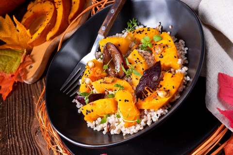 Gratinierte vegetarische kürbis mit gerste hafer, pflaumen und thymian