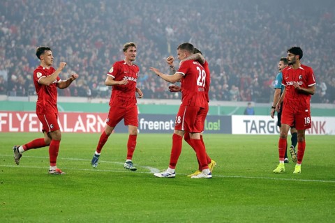 Matthias Ginter (SC Freiburg) has given Sportclub a 1-0 lead and is celebrated by his colleagues