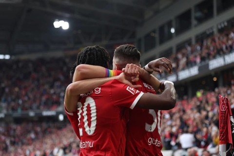 Be embraced: Junior Adamu (SC Freiburg) celebrates Christian Günter (SC Freiburg) after his goal to
